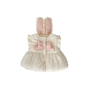 Gilet matelassé pour bébé avec oreilles de lapin, nœud rose et volants sur tissu crème