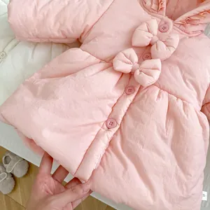 Detail der rosa Kleinkinder-Winterjacke mit 3D-Schleifen, Rüschenkragen und weichem Futter