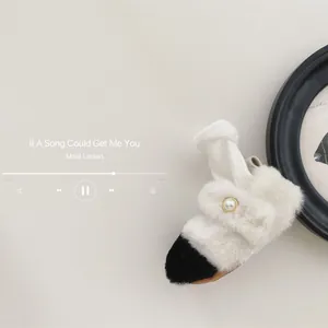 Détail de chaussures de marche bébé en peluche avec boucle perle et revers tricoté