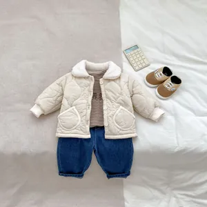 Completo invernale trapuntato per bimbo con collo in pile, top a righe e jeans