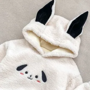 Nahaufnahme von weißem Fleece-Kapuzenpullover mit 3D-Ohren und Hunde-Stickerei für Babys