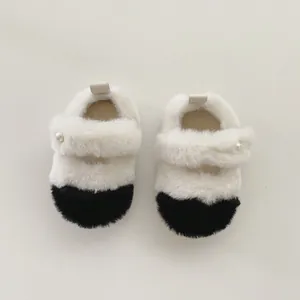 Détail de chaussures Mary Jane bébé en peluche avec fourrure et boucle de perle