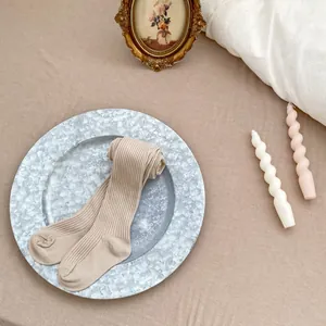 Gros plan sur le legging en maille côtelée pour bébé couleur avoine pour l'automne