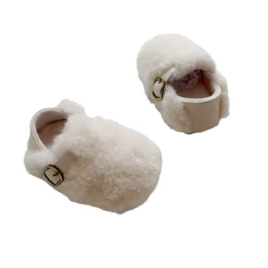 Plüschige cremefarbene Babyschuhe mit Schnalle und rutschfesten Sohlen für den Winter