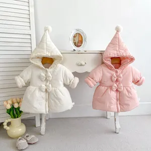 Detailansicht der gefütterten Winterjacken für Babys mit süßen Schleifen und Pelzbommeln