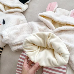 Detail von Baby-Fleece-Hoodies mit Tierohren und gestreiften Hosen für den Winter