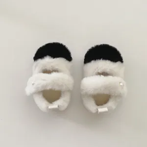 Chaussures Mary Jane pour bébé en peluche avec bout en fourrure noire et bouton perle