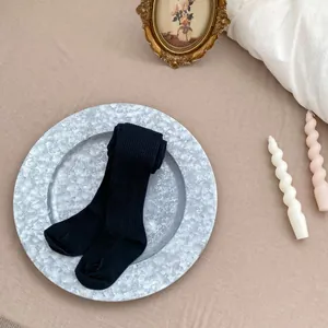 Détail du legging noir en maille côtelée pour bébé en coton peigné très doux