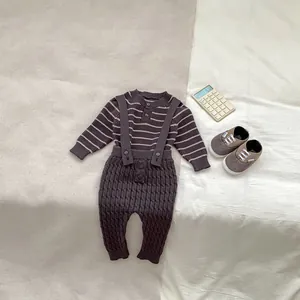Vista plana de suéter de rayas y pantalones de tirantes de punto para bebés