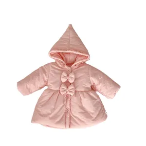 Rosa Winterjacke für Kleinkinder mit Kapuze, 3D-Schleifen und ausgestelltem Saumdesign