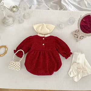 Detail von rotem Samt-Baby-Strampler mit Spitzenkragen, Mütze, Perltasche und Strumpfhose