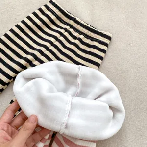 Detailansicht der gestreiften Baby-Leggings mit dickem warmem Fleece-Futter und Gummibund
