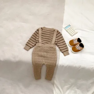 Conjunto de punto para bebé con jersey a rayas y pantalones de peto con trenzas