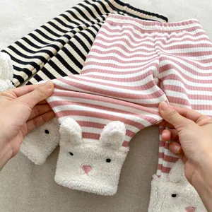 Baby gestreifte Ripphose mit süßen 3D-Plüschhasen-Details und hoher Elastizität
