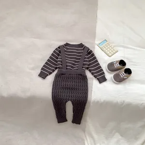 Conjunto de bebé con suéter a rayas y peto de punto trenzado marrón en plano