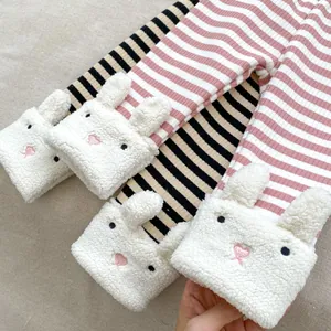 Detail der gestreiften Baby-Leggings mit 3D-Plüschhasen-Stickerei und Rippstrick-Gewebe