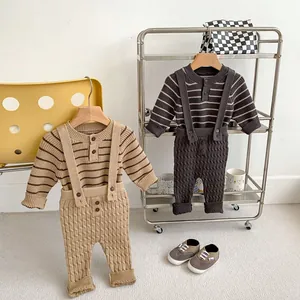 Conjunto de punto bebé otoño con jersey de rayas y pantalones con tirantes marrón oscuro