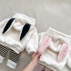 Flachbild von Fleece-Baby-Winterset mit Hasenohren-Kapuze und gestreifter Hose