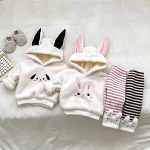 Süßes Baby-Winterset mit Fleece-Kapuzenpullover, Tierohren und gestreifter Hose in Beige