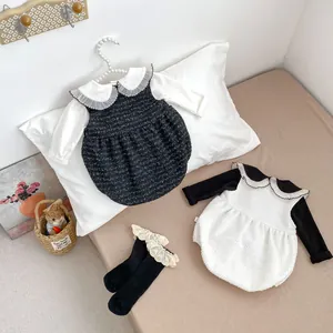 Detailansicht der Tweed-Baby-Bodys mit Spitzenkragen und passenden Rüschensocken