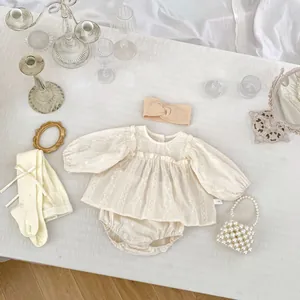 Ensemble bébé fille avec chemise brodée fleurs, barboteuse, bandeau et collants vintage