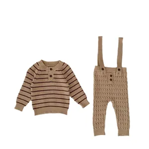 Conjunto de punto para bebé con jersey a rayas y pantalones con tirantes trenzados