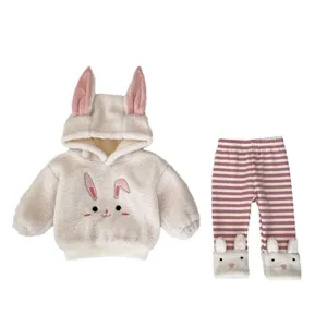 Baby Winter-Set mit weißem Hasen-Kapuzenpullover und rosa gestreifter Fleecehose