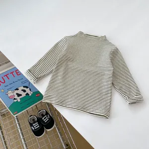 Détail d'un t-shirt à manches longues rayé pour enfant avec col montant et coton doux