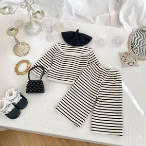 Tenue rayée de printemps pour fille avec haut à col marin et pantalon large en à plat