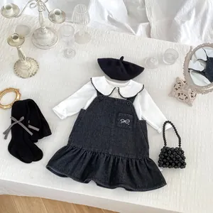 Detailansicht Mädchenbluse mit Peter-Pan-Kragen und Jeanskleid mit Schleife
