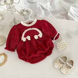 Roter Baby-Winterstrampler mit Fleecefutter, Rüschen und Schleifen für Neujahrsfeste