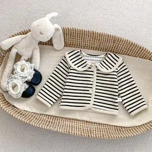 Détail du cardigan rayé pour bébé avec col Peter Pan et finitions en maille douce