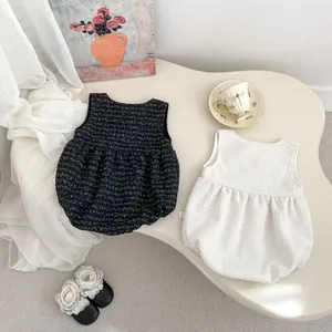 Detailansicht der Baby-Tweed-Strampler mit Webstruktur und Spitzenkragendesign