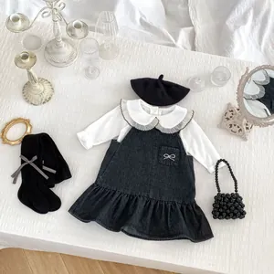 Flachbild von Mädchenhemd mit Peter-Pan-Kragen und grauem Kleid mit French-Style-Zubehör