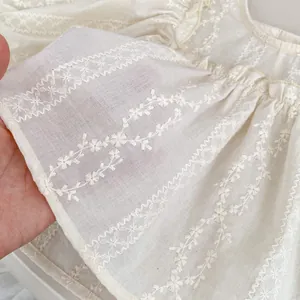 Blouse beige en coton pour fille avec broderie florale et texture ajourée élégante