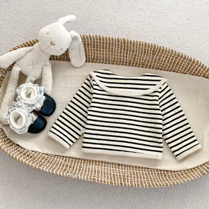 Détail d'un haut bébé à rayures avec col marin et texture en maille de coton