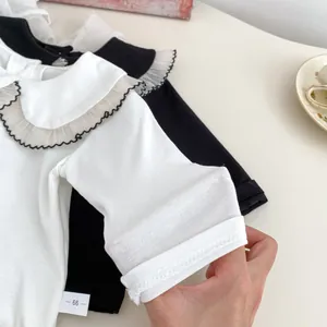 Detailansicht eines Baby-Bodys mit Rüschenkragen und weichem Baumwollstoff-Finish