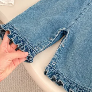Combinaison en jean pour bébé fille avec volants aux jambes et boutons-pression pratiques