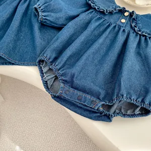 Barboteuse en jean pour bébé fille avec col à volants et manches bouffantes pour printemps