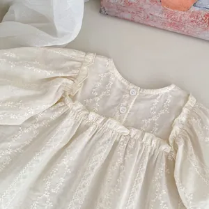 Broderie détaillée et fermeture boutonnée au dos du chemisier en coton pour enfant