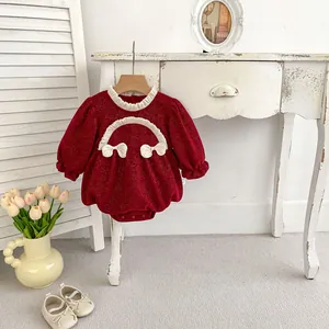 Detailaufnahme der dunkelroten Baby-Strampler mit Rüschenkragen und Schleifen