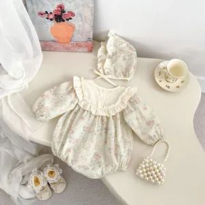 Dettaglio pagliaccetto neonata vintage a fiori con colletto in pizzo e cappello abbinato