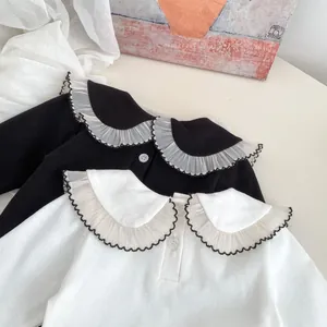 Detailansicht des Baby-Langarmshirts mit Spitzenkragen, Netzkante und Einzelknopfverschluss