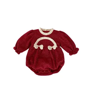 Winterlicher Baby-Strampler für Mädchen in Rot mit Samtfutter und Rüschenkragen