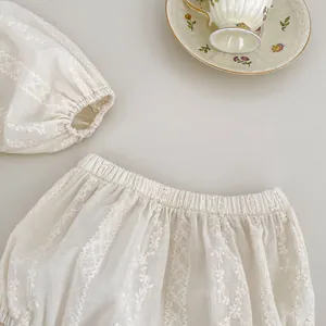 Ensemble fille en coton avec broderie florale comprenant chemise et bloomer