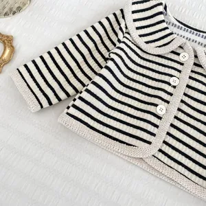 Détail du cardigan à rayures pour filles avec col Claudine et liseré beige tissé