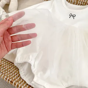 Weißes Baby-Langarm-Bodykleid mit schwarzer Schleife und weichem Tüllrock aus Mesh