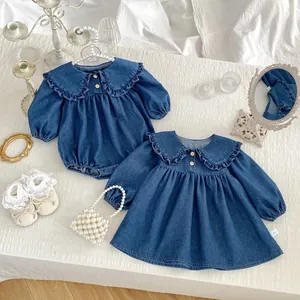 Détails de la barboteuse et robe en jean pour bébé avec cols volantés et boutons en bois