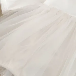 Detailansicht des weichen weißen Tülls am Baby-Mädchen-Tutukleid mit feiner Texturierung