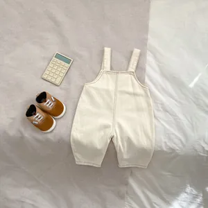 Salopette en coton crème pour bébé avec boutons en bois et chaussures en cuir marron